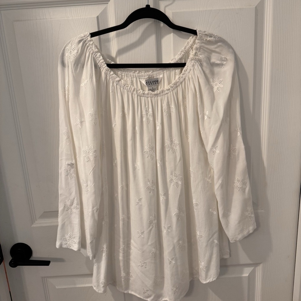 Allison Taylor White Scoop neck with embroidered Floral design Size M Oversized
